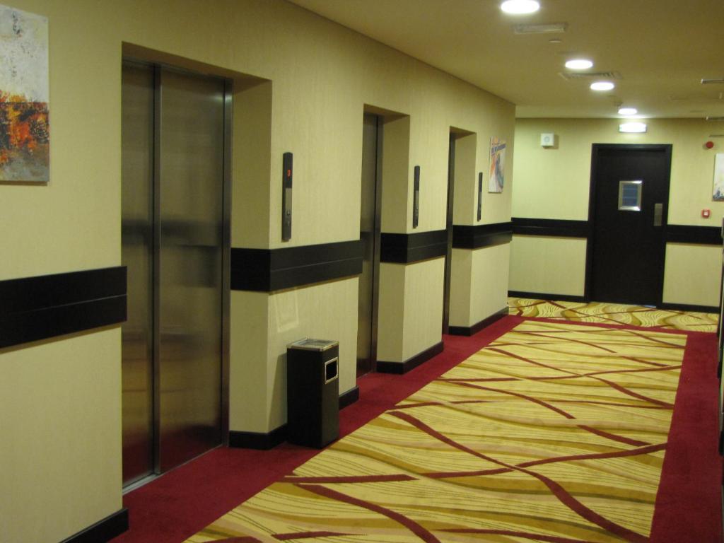Paragon Hotel Абу Даби Екстериор снимка