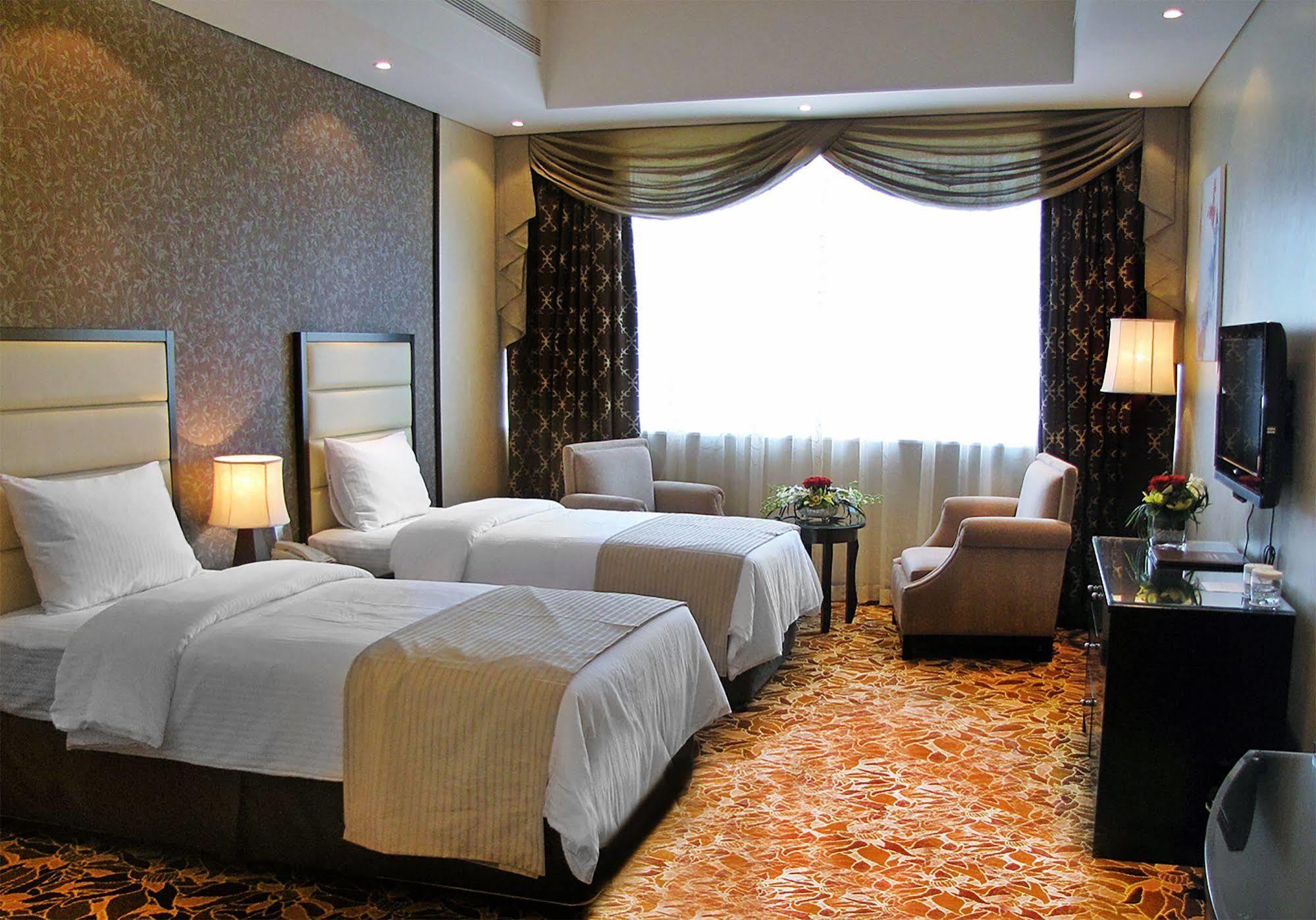 Paragon Hotel Абу Даби Екстериор снимка